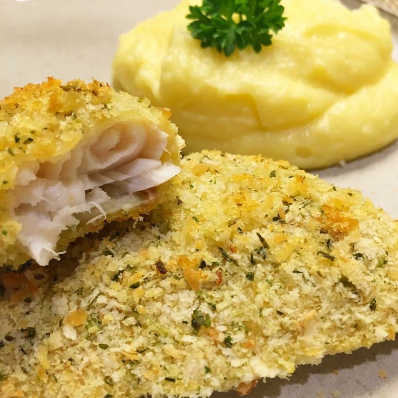 Aprenda a preparar essa receita irresistível de tilápia assada com crosta de parmesão. Um prato leve, mas com sabor inconfundível.